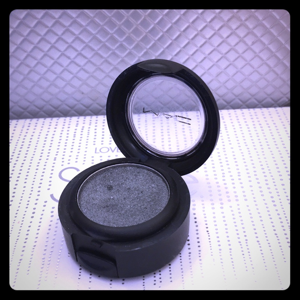 Eyeshadow silver ring